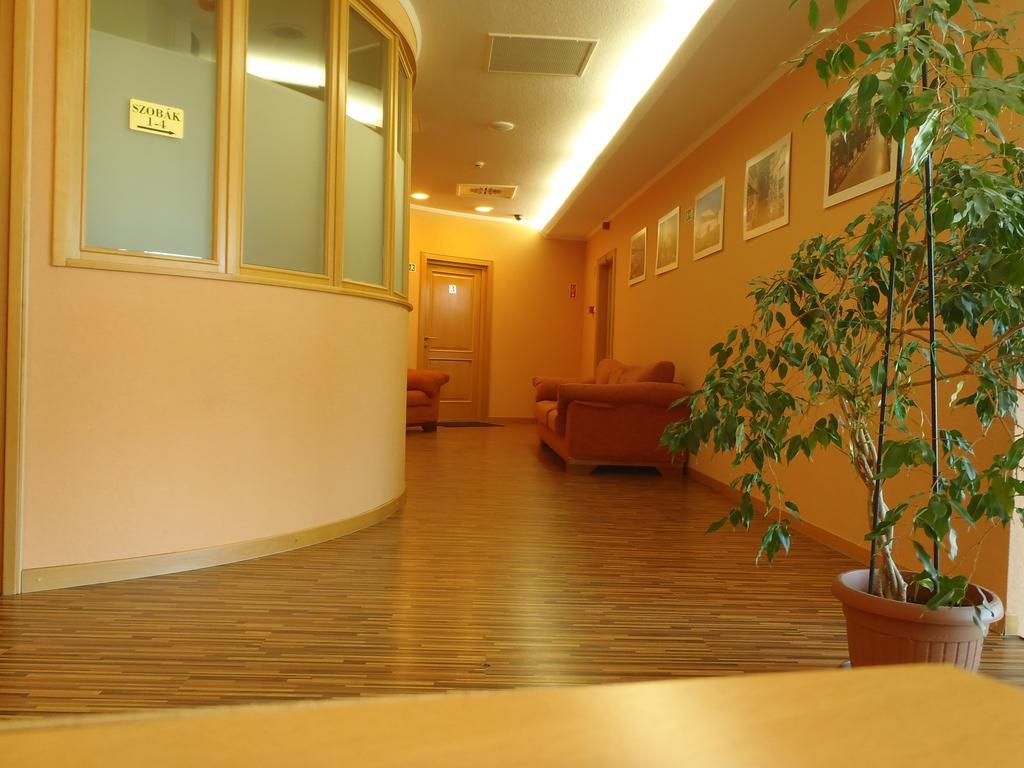 Napfeny Panzio Es Rendezvenyhaz Hotel Kecskemét Exterior foto