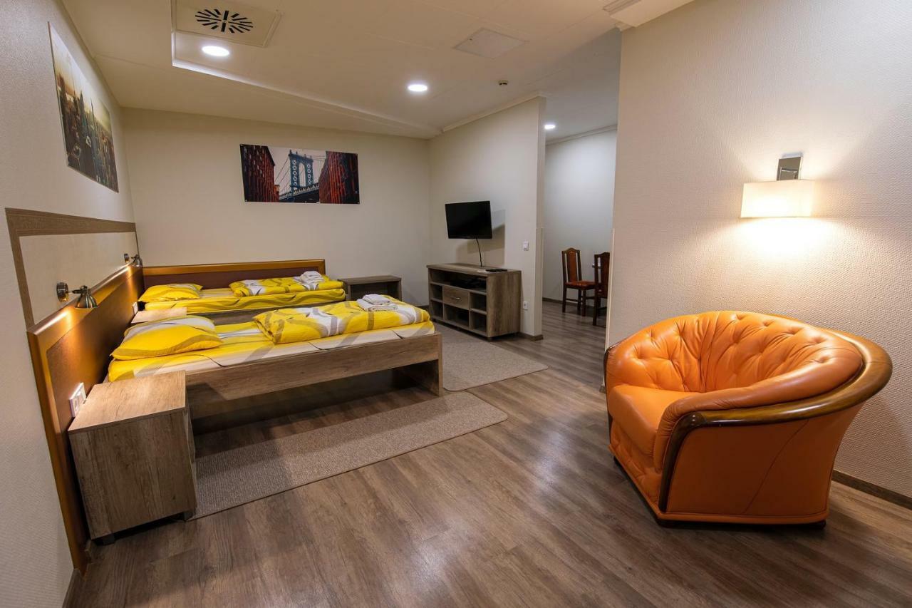 Napfeny Panzio Es Rendezvenyhaz Hotel Kecskemét Exterior foto