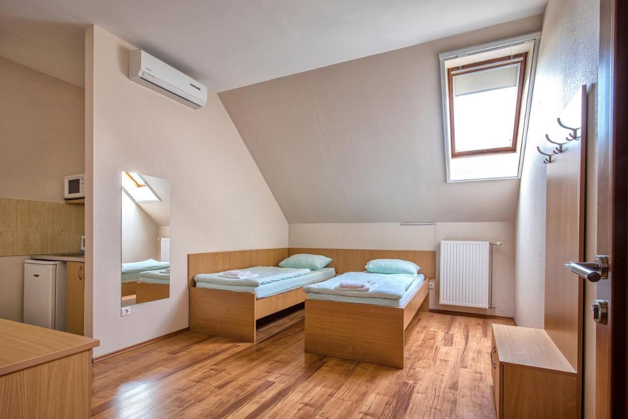 Napfeny Panzio Es Rendezvenyhaz Hotel Kecskemét Exterior foto