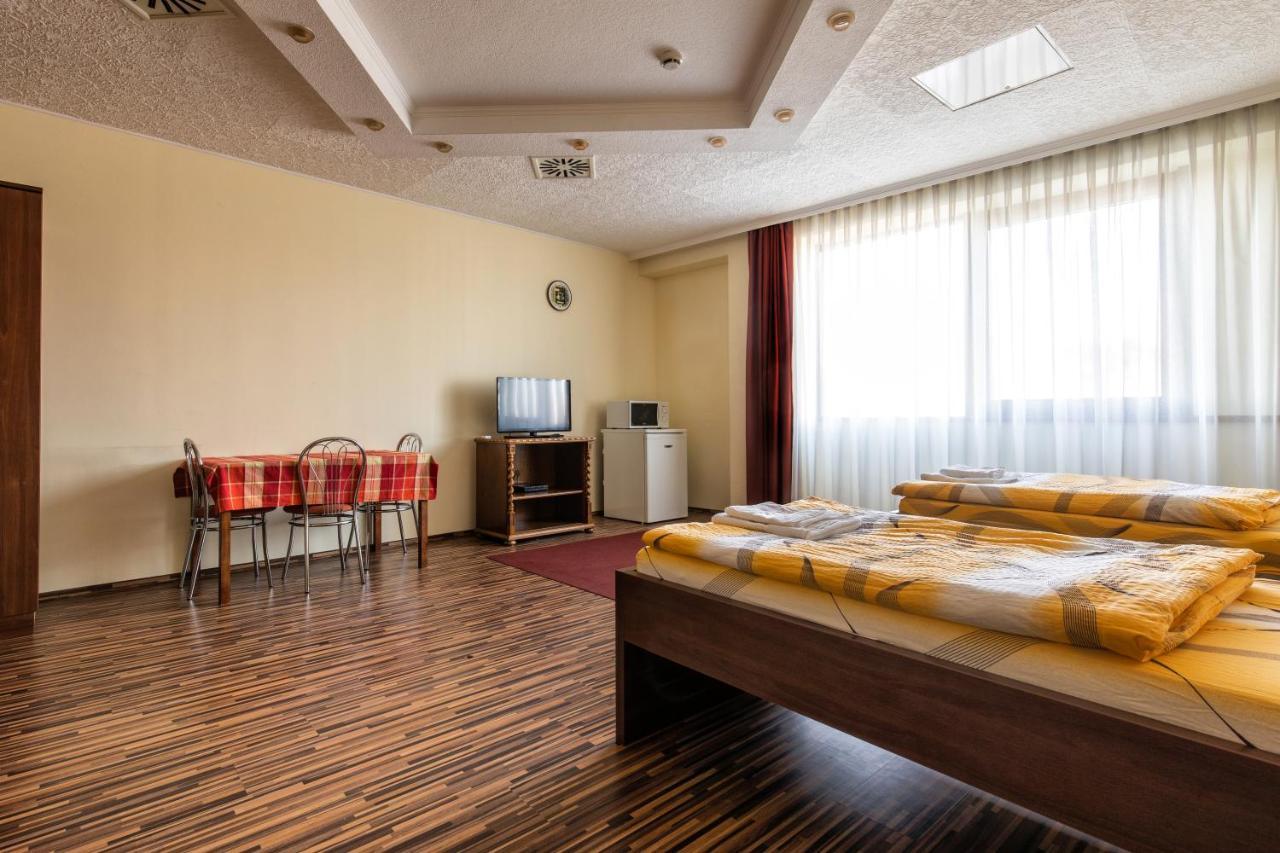 Napfeny Panzio Es Rendezvenyhaz Hotel Kecskemét Exterior foto