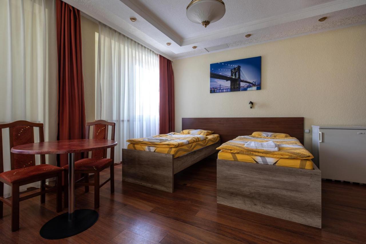 Napfeny Panzio Es Rendezvenyhaz Hotel Kecskemét Exterior foto