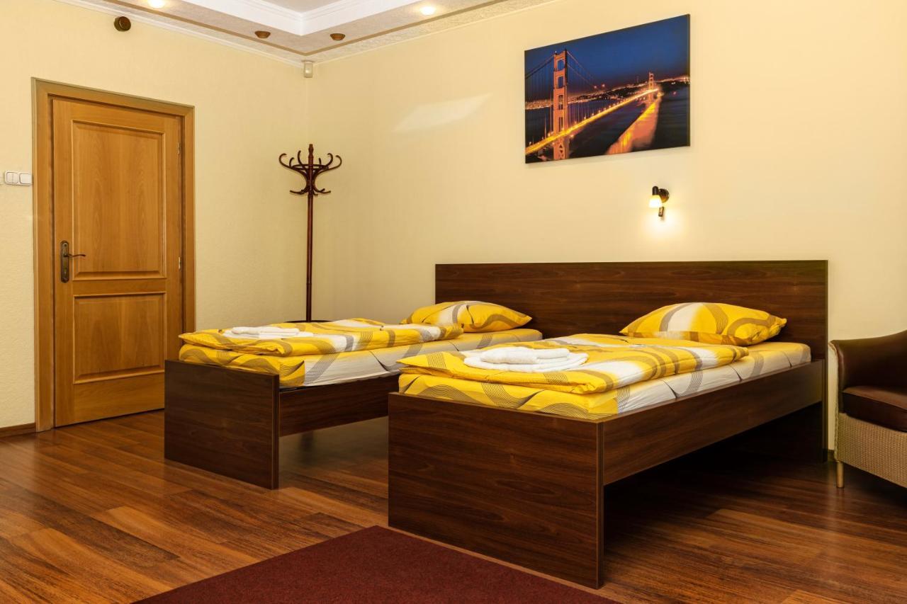 Napfeny Panzio Es Rendezvenyhaz Hotel Kecskemét Exterior foto